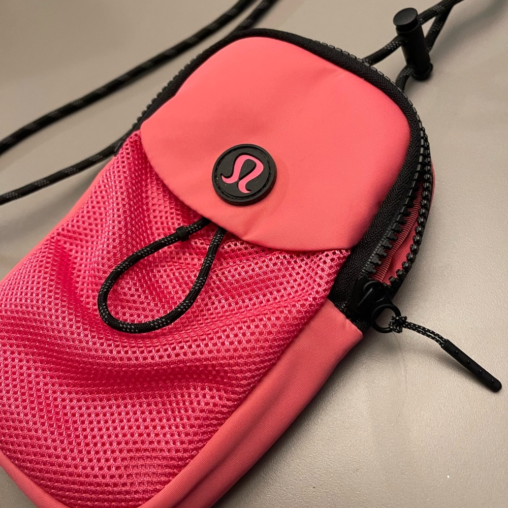 Lululemon adorable NWT small messenger bag.Great for phone and keys!
